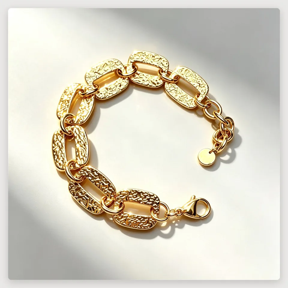 Hammered Paperclip Bracelet in 316L stainless steel with 18K gold PVD finish
